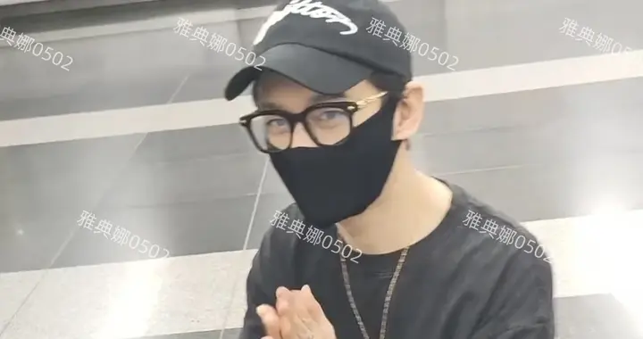 机场遇到黄晓明他骑在一个小行李箱上小小一只怎么看也没有1米79