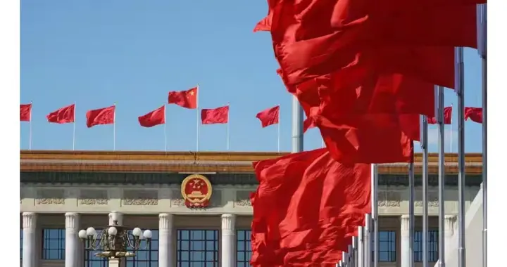 人大代表建议最低年假从5天提高到10天，暖心维系百姓休假权益