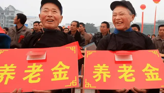 有编制的退休后有退休金养老，农村60岁以上的农民靠什么养老？