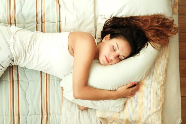 大家被“8小时睡眠论”欺骗了？60岁后，最佳睡眠时间应是多久？