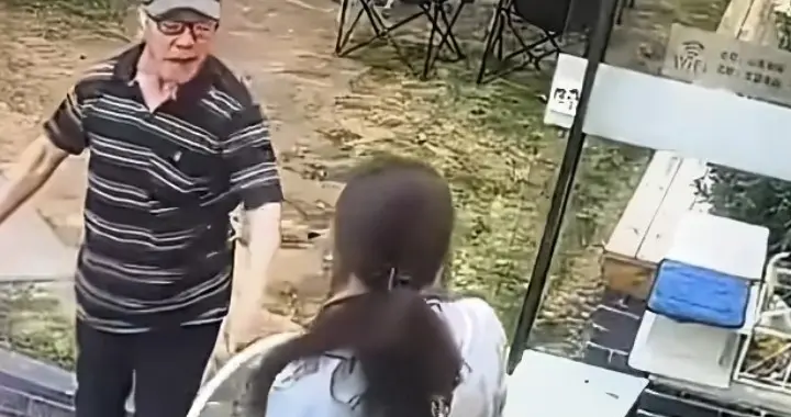 老了就能无法无天？老人借水浇花，指着对方威胁：不给就拔水管