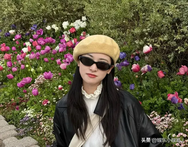 沈月迪士尼游客照，沈月笑起来太明媚了叭，很难不爱她的笑容