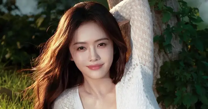 蔡文静海边白裙真养眼，身材曲线无可挑剔