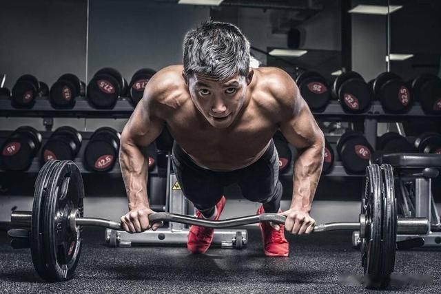 卧推与俯卧撑：有什么区别，你更适合哪一种？