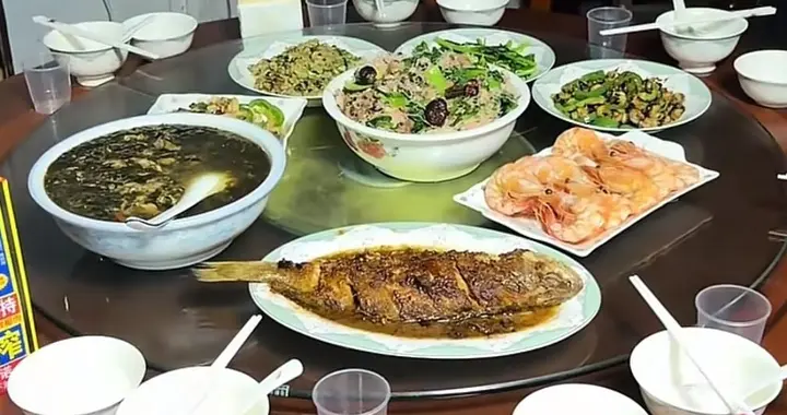 海军妈妈准备八个菜全是自产，许健华首次谈起儿子丢失心酸事。