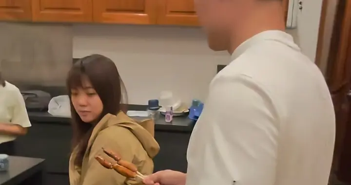 苏炳添五一全家出游，8岁儿子坐后排软萌可爱，妻子三胎依旧美丽