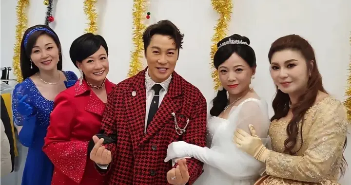 时隔30年四朵金花相聚，商天娥造型显老，万绮雯蔡晓仪没啥变化