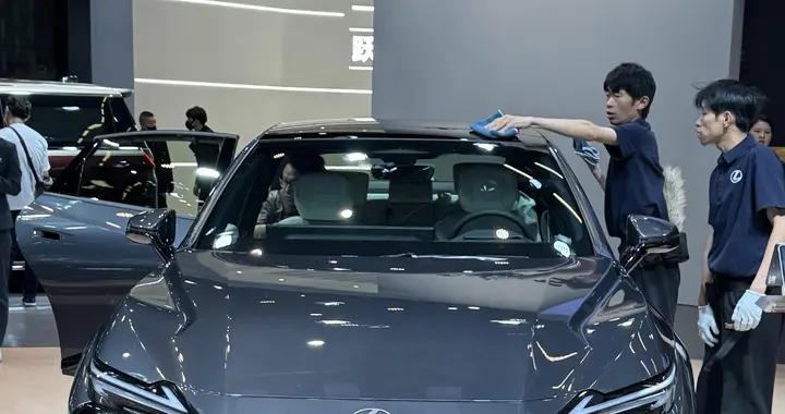 雷克萨斯全新一代ES 300h正式上市售价29.99万元