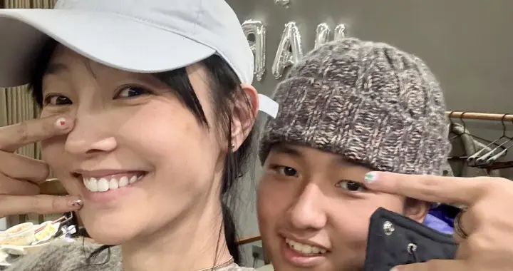 白百何晒大儿子，睡前玩魔术像姐弟，透露元宝从小没喊过妈只叫姐