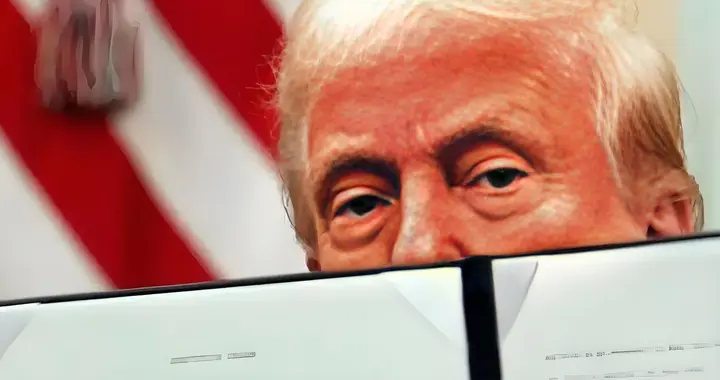 中国祭出金融核弹，特朗普懵了，千里专机来求和？帝国崩盘倒计时