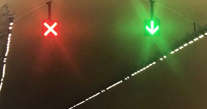 隧道口见到红叉，你是继续开还是停下来？