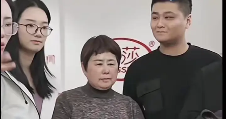 双胞胎反目后续，哥哥带养母直播挣钱，弟弟买豪车借钱要父母还