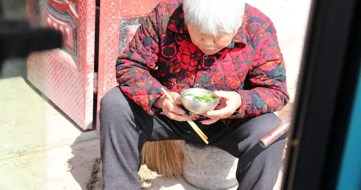 回老家看见母亲吃的饭菜，我接母亲进城养老，母亲：在老家更幸福