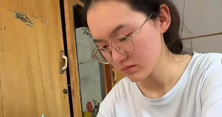 没有手机苦读考 699 分，她却遭争议贬低，远不及庞众望格局