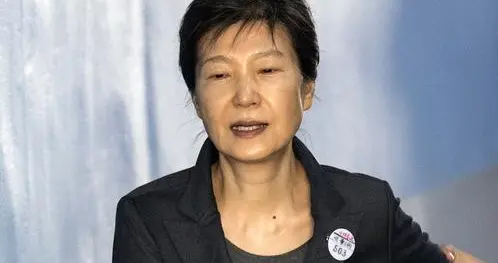 出狱4年后，朴槿惠生活状态曝光：住1676平别墅，常伴小10岁律师