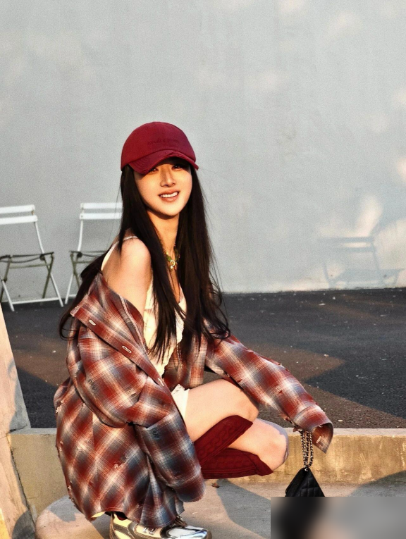 五一拍照翻车？学薇娅姿势秒变朋友圈顶流！