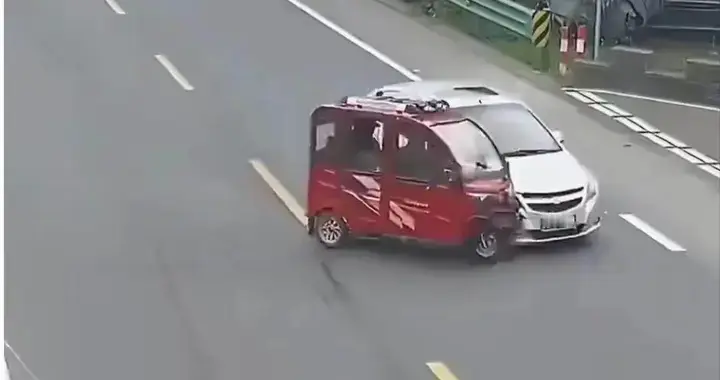 上海七旬夫妇开三无老头乐闯红灯撞车，反获赔36万，车主全程绿灯行驶