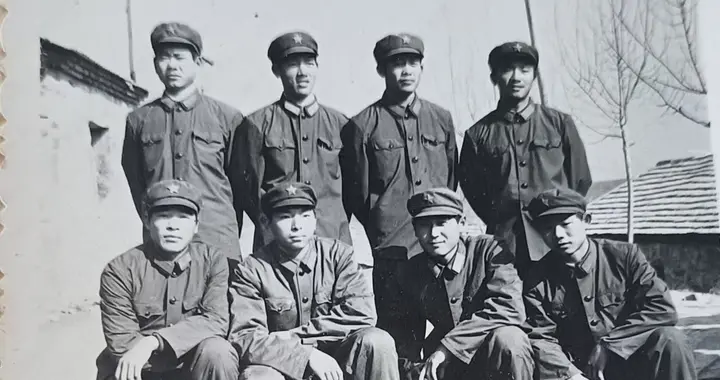 从1982年开始，基层连队战士大多数开始佩戴了手表