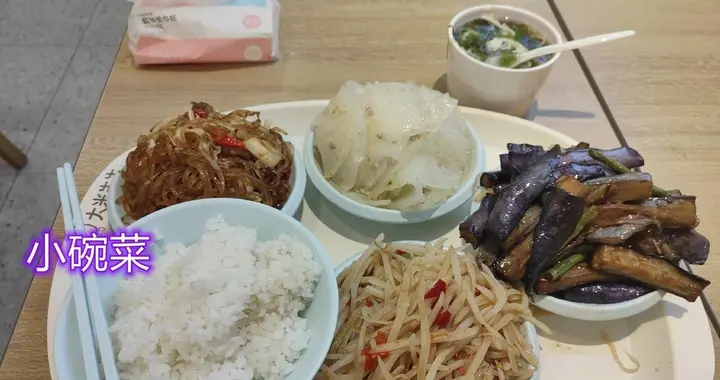 孩子和陌生人一起吃饭，妈妈到场后的3个选择最要紧