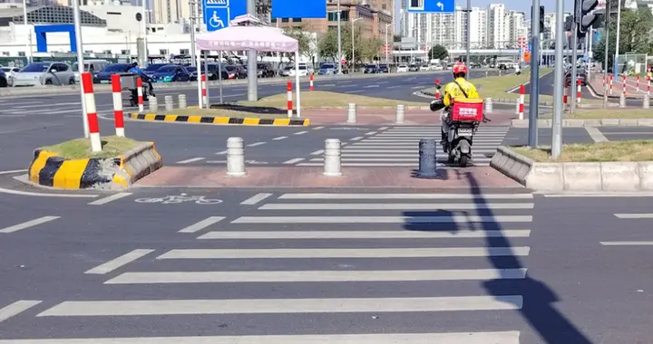 为何外卖小哥常闯红灯？都是被算法逼得，建议等红灯不算配送时间