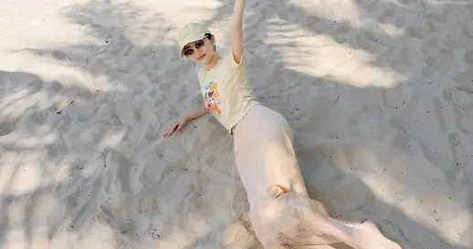大嫂高叶海滩上光脚丫写真，真是养眼