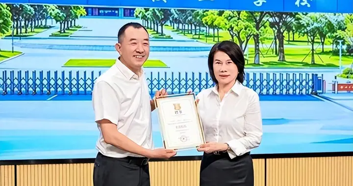 8000人抢300名额！格力技校一学期收费过万，陈行甲受聘名誉校长