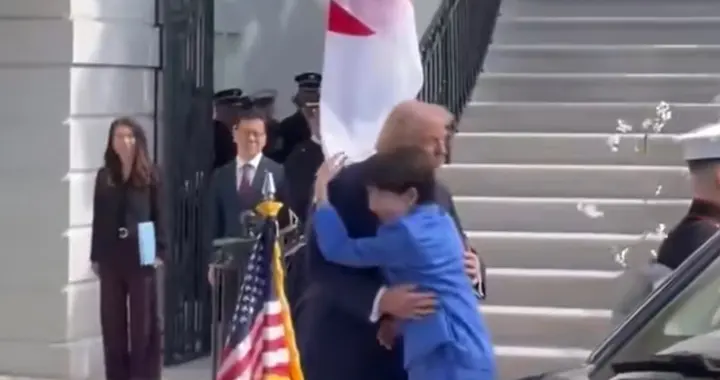 特朗普归国一通电话，打醒日本当局？