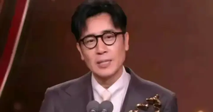 喝姐姐奶水长大的影帝 成名后给8个哥姐各买一套房