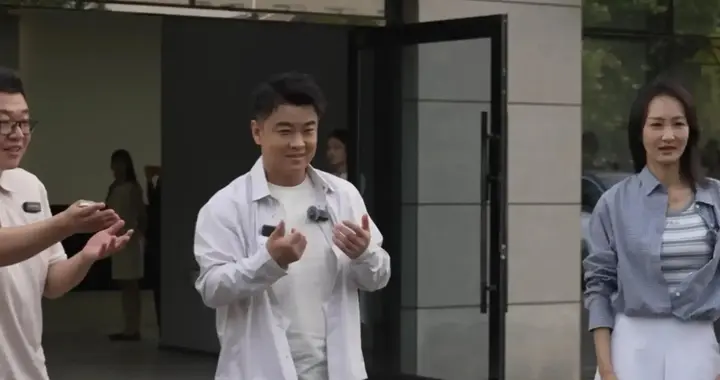 太吸睛！王皓提新车，39岁妻子白裙似少女，平底鞋比176cm老公高