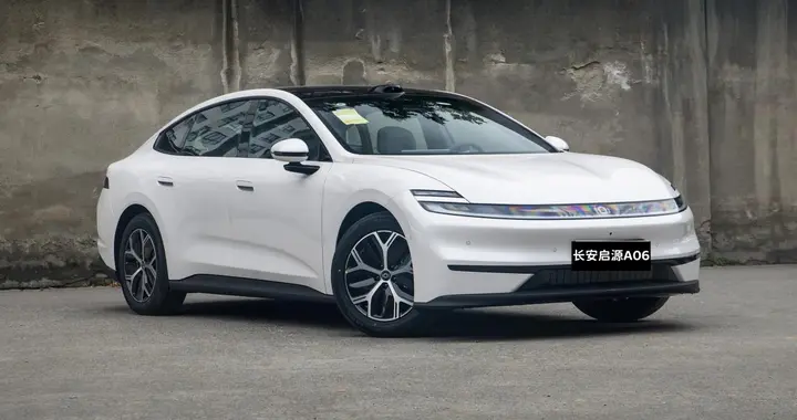 14万预算买纯电家轿，长安启源A06和小鹏MONA M03选谁？