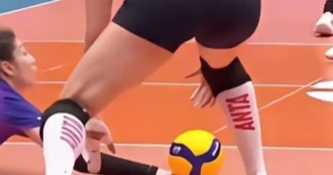 天津女排球落地被改判，企鹅体育主播越晟铭用0.1倍慢速还原真相