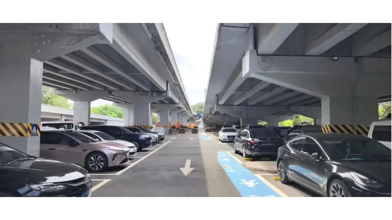 【新增停车位2700个！丰台区桥下空间焕新颜——】城市桥下空间是彰显城...