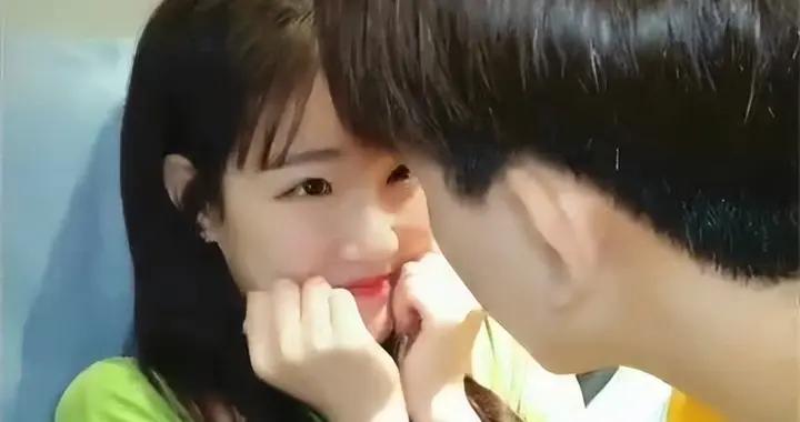 女人的这4个举动，就是在“提醒”你：她很喜欢你，别傻傻不懂