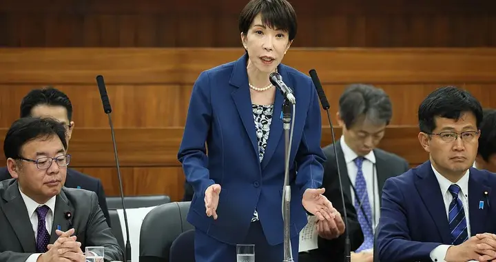 女军官好心问候，高市早苗当场翻脸！这声吼，吼出日本真正的危机