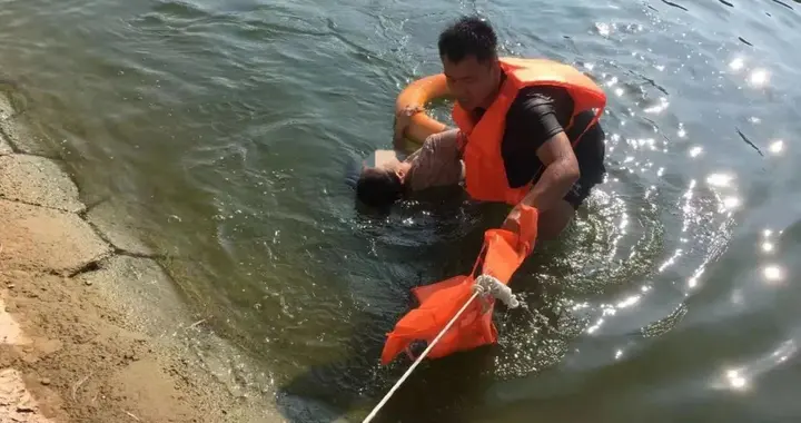 开篇悬念：3秒！便装男子跃入冰河的本能震撼