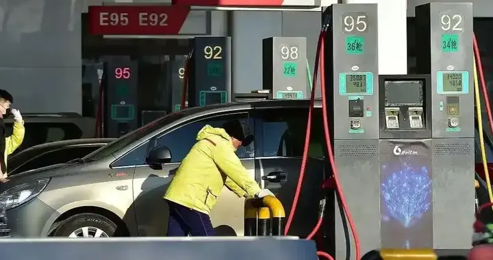 油价二连涨！国际暴跌国内却破7，2月4日92/95汽油新价出炉