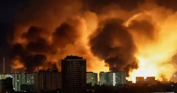 对乌常态化打击已经开始，基辅响起爆炸声，泽连斯基的行动闯祸了