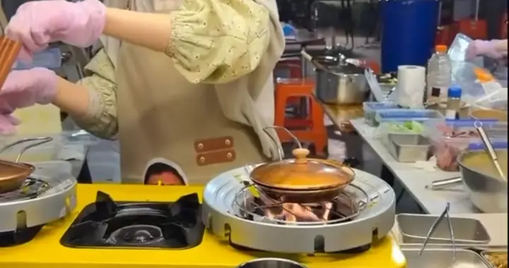 赵露思海南摆摊卖蛋糕被拍，衣着朴素像商贩，面对合影来者不拒