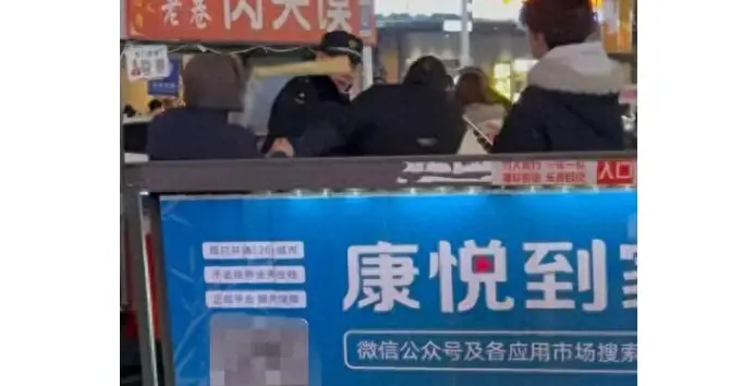 石家庄城管执法遭商贩猛砸头部，菜刀追砍，和解后仍要追责