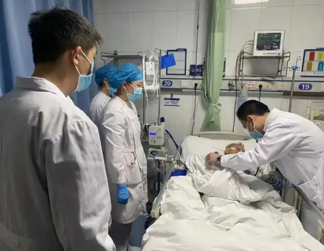 老知青生病垂危，托儿子寻藏族恋人见最后一面，儿子见到不敢相信