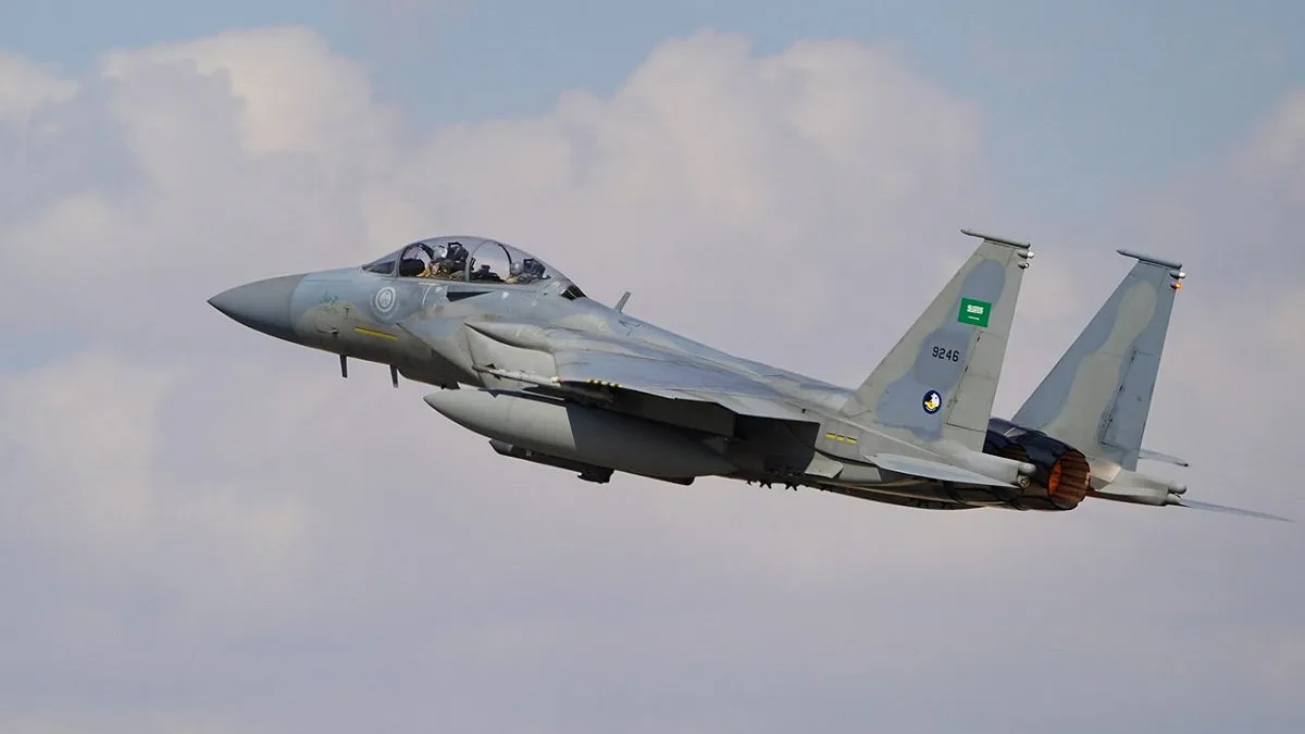 沙特联军在也门纸面阵容豪华：F-15战斗机、武装无人机、各式装甲车辆一...