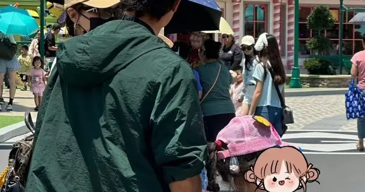 唐嫣罗晋一家三口现身新加坡，6岁小小糖长好高，牵着爸妈好幸福