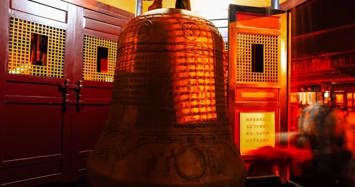 和尚有加班费吗？大家深夜去寺庙敲钟祈福，和尚们也得加班陪同！