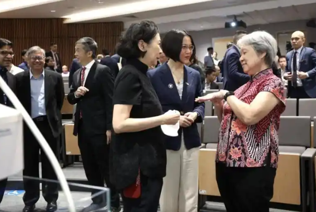 不知天高，长和继续损害国家利益，李嘉诚女友出山，帮李嘉诚大忙