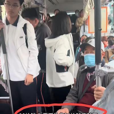 晨曦：4月11日，山东济南。大妈带孩子拿