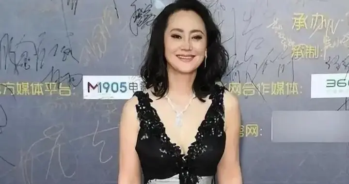 抛弃了病夫，插足了导演的家庭，55岁的时候攀上了富豪，3金的影后上位史...