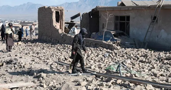 塔利班还在嘴硬，巴基斯坦夜袭阿富汗，专挑要命的地方狠炸