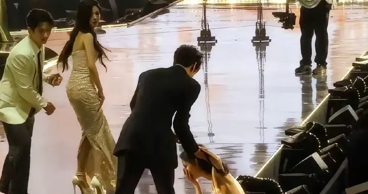 孟子义摔跤，摔出神图了，台上台下的反应太好好笑了