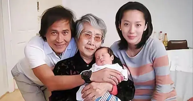 65岁齐秦现状，定居美国，娶小24岁女粉丝为妻，和11岁儿子像爷孙