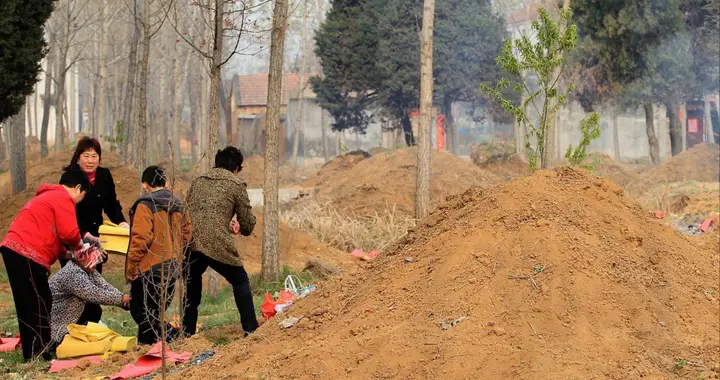 土葬大调整！2026新规3月实施，耕地上老坟拆不拆？看完你动心吗